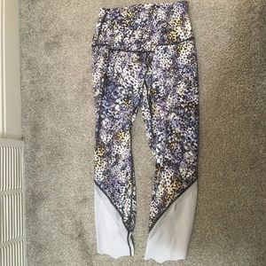EUC lululemon scalloped hem wunder under crop 23” in floral metropolis multi